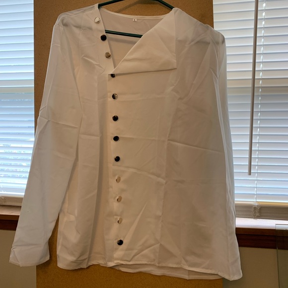 Beautiful button front top - Picture 1 of 1